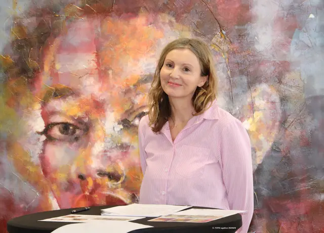 Malerisch schön: Kunsthausleiterin Ulrike Janach vor einem Bild von Juan Callejas. | Foto: FOTO KOREN