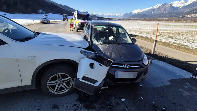 Am Mittwochvormittag kam es in Tirol zu zwei Verkehrsunfällen mit Verletzten – unter anderem in Kolsass, wo es im Kreuzungsbereich zu einer Kollision zweier Pkw kam. | Foto: zoom.tirol