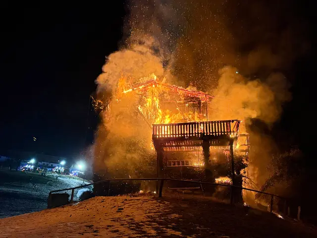 Das Ferienhaus in der Gemeinde Hart wurde ein Raub der Flammen.  | Foto: ZOOM-Tirol