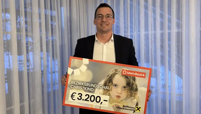 Peter Hofer mit symbolischem Spendenscheck | Foto: MeinBezirk/Roland Wolf
