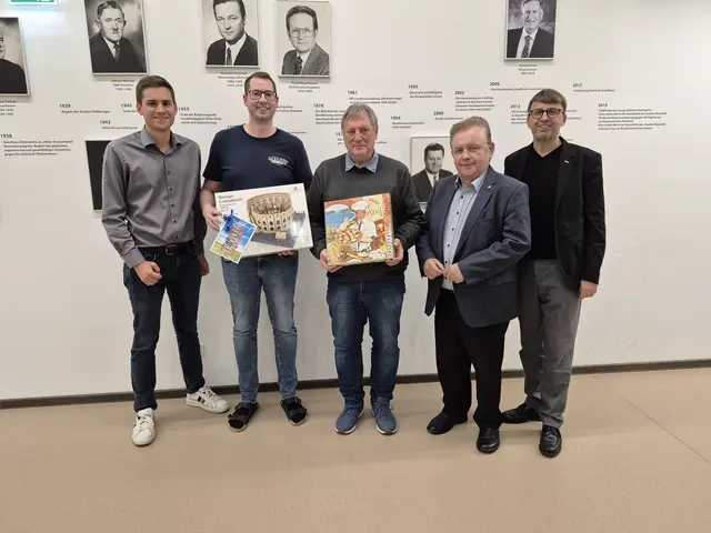 Zur Abschiedsfeier gab es für den ehemaligen Leiter der Personalvertretung Franz Fischer (Mitte) ein Kolosseum zum Zusammenbauen, mit im Bild: Vizebürgermeister Alexander Leutgeb, der neue Leiter der Personalvertretung  Robert Kugler, Bürgermeister Franz Mold und Stadtamtsdirektor Hermann Neumeister. | Foto: Stadtgemeinde Zwettl