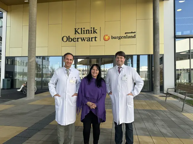 Prim. Feigl (l.) und OA Staribacher mit der erleichterten Patientin | Foto: Gesundheit Burgenland