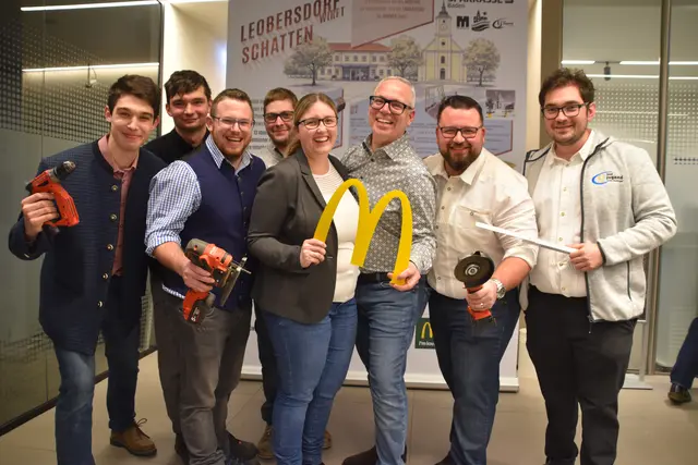 Die Landjugend ist bereits startbereit und Sandra und Michael Trittinger - McDondals Leobersdorf - versprechen die Verpflegung während der Arbeiten zu übernehmen. | Foto: Mirjam Preineder