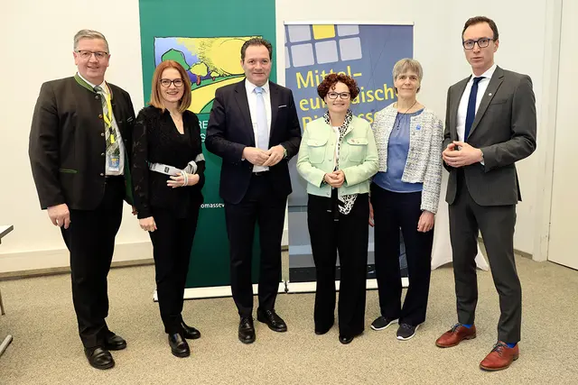 Andreas Steinegger, Präsident LK-Steiermark, Simone Schmiedtbauer, steirische Energie-und Agrarlandesrätin, Bundesminster Norbert Totschnig, Staatssekretärin Elisabeth Zehetner, Dina Bacovsky, BEST, Christian Metschina (v.l.), ÖBMV-Vizepräsident gaben Einblick in die Rolle von Bioenergie für eine nachhaltige Energiewende.  | Foto: ÖBMV