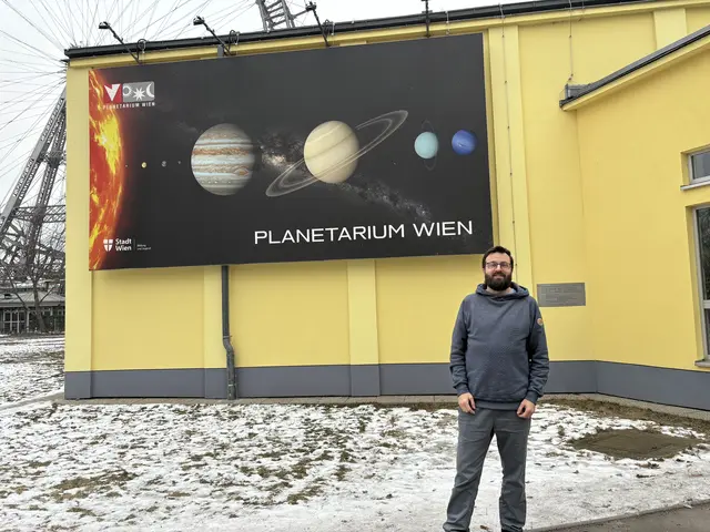 Hannes Richter ist im Planetarium für die Programmgestaltung zuständig.  | Foto: Luca Arztmann/MeinBezirk
