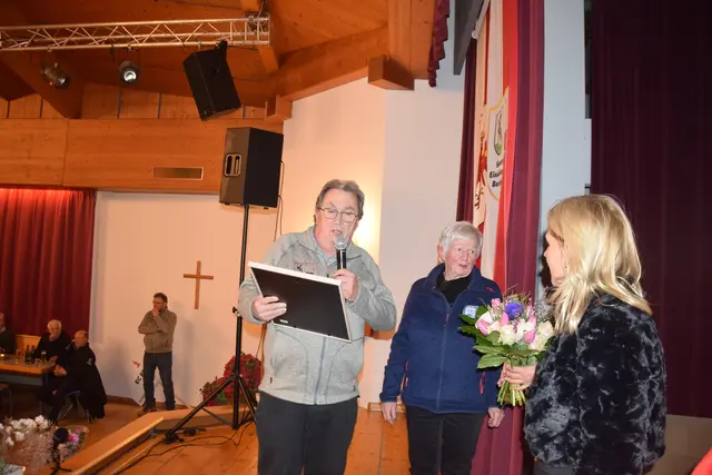 Die letzten offiziellen Teile des Jubiläums stehen an.
Ehrung für Anni Brugger, die 43 Jahre lang für den Damensport in Reith zuständig war und seit dem Verbandsbeitritt der Damen im Jahr 2000 auch im Verband immer aktiv mitarbeitet. 