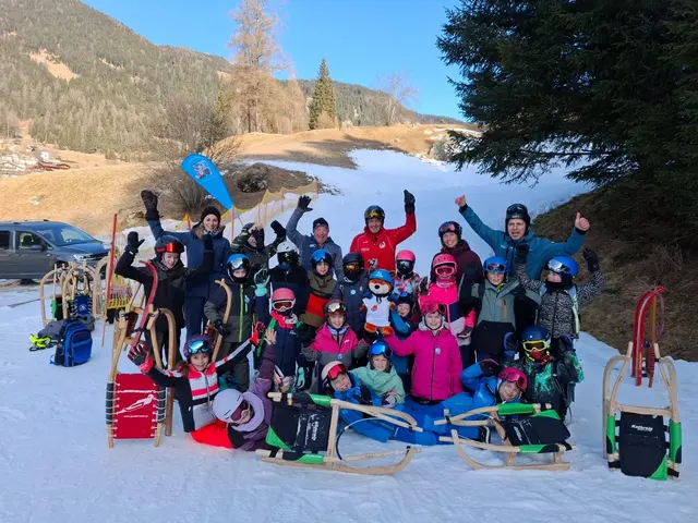 Auch die Schüler der dritten Klassen der VS Steinach dürfen nun die Rodel-Fuchs-Plakette tragen! Im Bild sind die Kinder mit Lehrern und Rodel-Guides zu sehen. | Foto: TRV/Björn Kierspel
