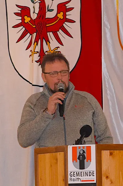 Nach der Fanfare begrüßte der Vizeobmann des Verbandes, Hans Pletzer die Ehrengäste, Gäste sowie die Sportkolleginnen und Sportkollegen. Dann wird der Bezirksobmann auf die Bühne gebeten!