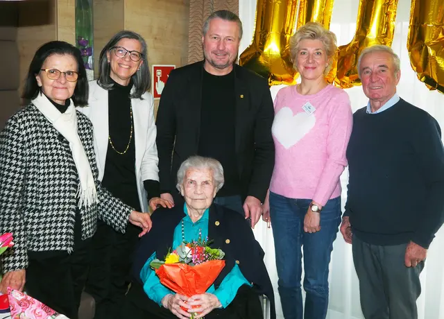 Jubilarin Cäcilia Fuchs mit Nichte Eva Mittelbach, Großnichte Mathilde Mittelbach, Bürgermeister Peter Molnar, Pflegedienstleiterin Anna Mrozicka-Karcz und Neffe Hans Mittelbach. | Foto: Stadt Krems