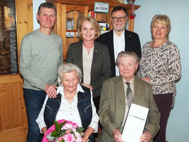 Jubilarin Eleonore Stöger mit Gatte Rupert Stöger sowie (hinten v. l.) Sohn Rupert Stöger, Vizebürgermeisterin Eva Hollerer, Stadtrat Werner Stöberl und Schwiegertochter Elfi Stöger. | Foto: Stadt Krems