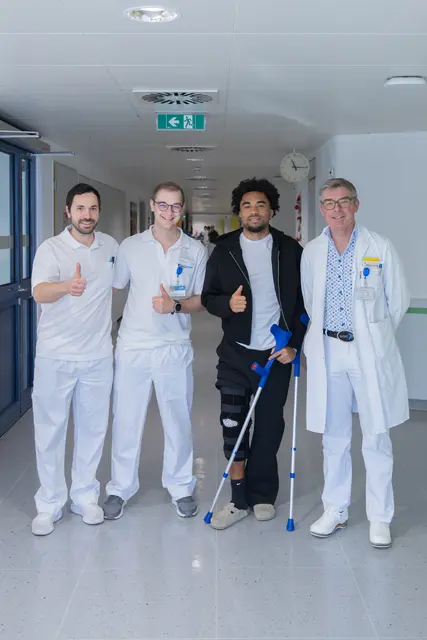 v.l.n.r.: FA Dr. Samuel Dollnig, OA Dr. Alexander Rofner�Moretti, WSG-Tirol Spieler Quincy Butler, Ärztlicher Direktor und Primar der Orthopädie und Traumatologie ; Prim. Dr. Markus Reichkendle | Foto: BKH Schwaz