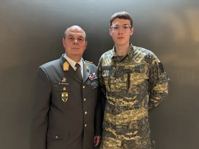 Militärkommandant Brigadier Georg Härtinger mit einem Grundwehrdiener. | Foto: Tanja Handlfinger