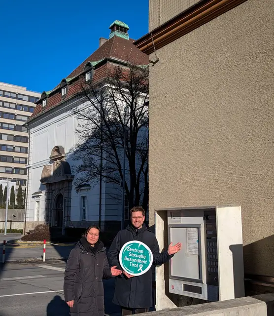 Doruk Eroglu (Sozialarbeiterin), Thomas Lechleitner (GF) können verkünden, dass die Spritzenautomaten wieder in Betrieb sind. | Foto: Mayr