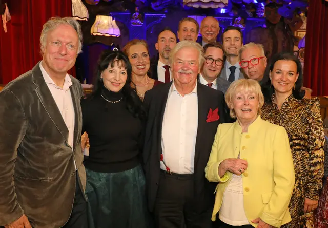 Gerhard Ernst und seine Volksopern-Freunde:
vorne: Christoph Ladstätter, Ursula Pfitzner, Alexandra Reinprecht, Stefan Cherny, Gerhard Ernst, Carsten Süss, Helga Papouschek, Elisabeth Schwarz
hinten: Guido Mancusi, Bela Fischer, Marco di Sapia | Foto: Conny de Beauclair