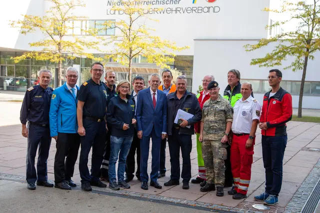 Christoph Kainz (2.v.l.) mit Bundespräsident Alexander Van der Bellen, Landeshauptfrau Johanna Mikl-Leitner und Vertretern der Einsatzorganisationen. | Foto: NÖZSV