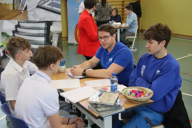Steinmetzmeister Alexander Fikisz aus Burgauberg (2. von rechts) sucht immer wieder Lehrlinge. | Foto: Martin Wurglits