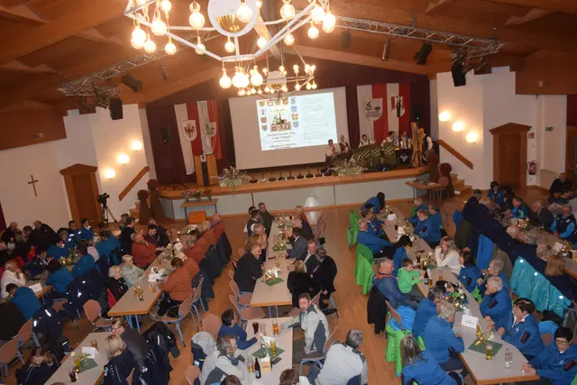 Die Jubiläumsfeier: Der Saal füllt sich langsam.