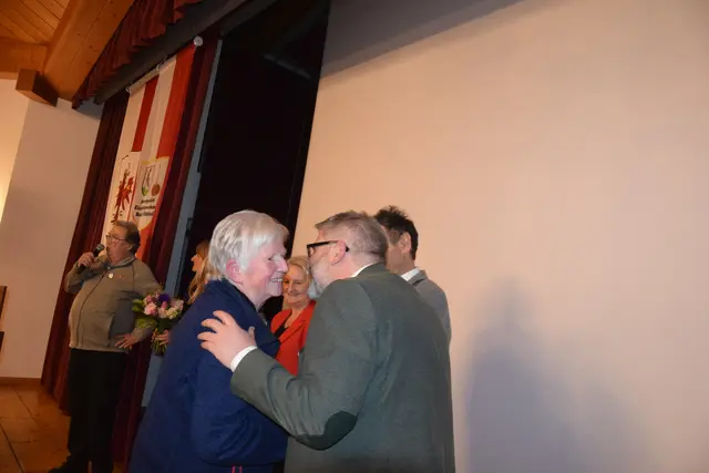 Der  Bürgermeister der Gemeinde Reith bei Kitzbühel gratuliert der Anni Brugger als letzter Ehrengast. Dann braust von den Rängen noch einmal ein riesen Applaus für die Anni auf.