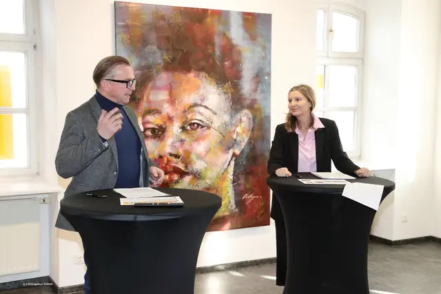 Bürgermeister Helmut Linhart und Kunsthaus-Leiterin Ulrike Janach präsentierten das Jahr 2026. | Foto: FOTO KOREN