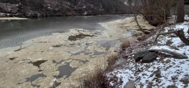Eisige Temperaturen, eine verunreinigte Thaya und ein massiver Feuerwehreinsatz. | Foto: Feuerwehr