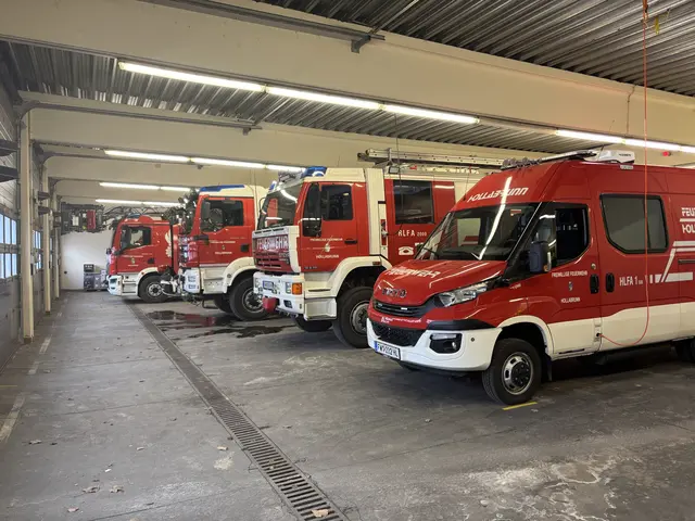 Große Herausforderung: Der geplante Neubau des Feuerwehrhauses ab 2026. Die Fahrzeuge stehen dicht geschlichtet in der Fahrzeug-Halle. | Foto: Alexandra Goll