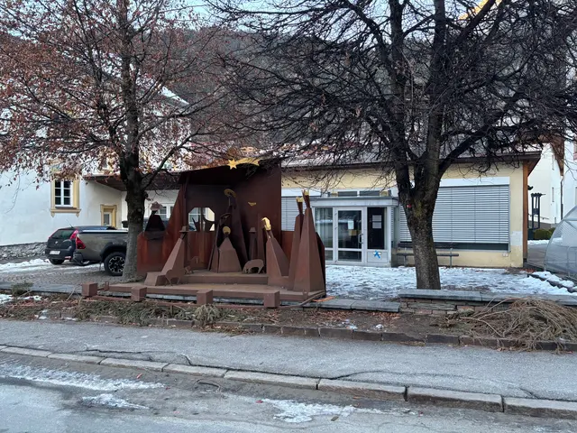 Der bisher wenig genutzte Platz neben dem Fulpmer Rathaus soll zum neuen Treffpunkt werden. | Foto: Kainz