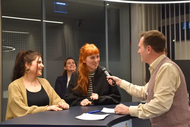Die Schülerinnen Sara Güyen und Niki Altmann-Grasnek, mit Harald Sorger, berichten stolz von der Projektentwicklung. | Foto: Mirjam Preineder