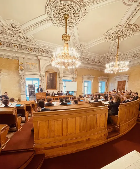 Beim Model European Parliament Austria waren zahlreiche Kids eingeladen, verschiedensten europäischen Fragen zu diskutieren.  | Foto: BV1