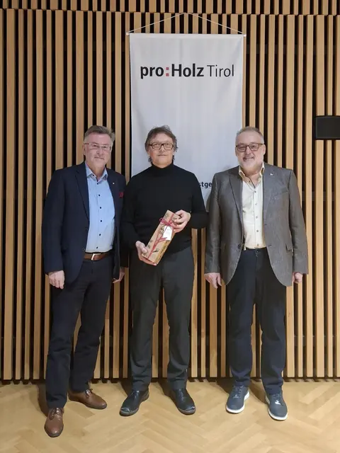 proHolz Tirol-Geschäftsführer Rüdiger Lex mit dem Vortragenden Arch. Conrad Messner und proHolz Tirol-Vorstandsvorsitzenden Manfred Saurer. | Foto: proHolz Tirol