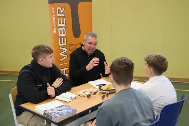 Am Stand des Holzbaubetriebs Z + H Weber aus Deutsch Tschantschendorf. | Foto: Martin Wurglits