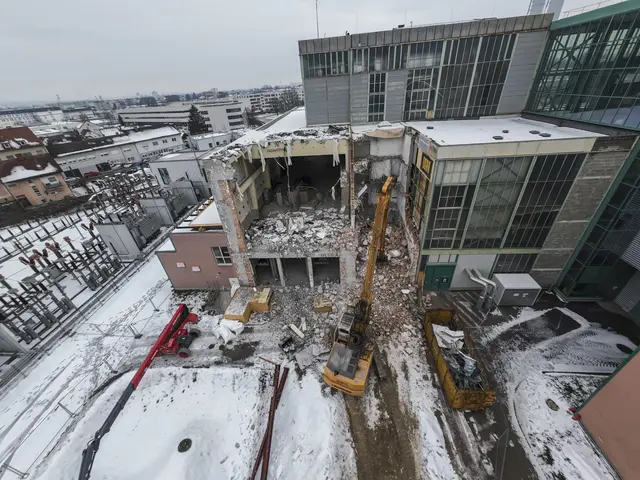 Die Abrissarbeiten sind voll im Gange. | Foto: Lukas Kastner