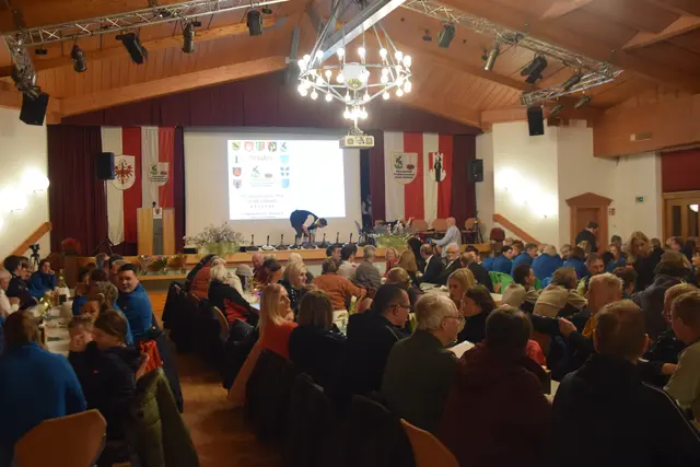 Der Saal füllt sich langsam. 