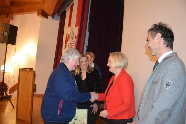 Frau Landtagsabgeordnete Claudia Hagsteiner gratuliert Anni Brugger