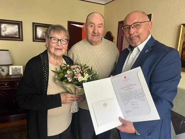 Hildegard und Adolf Pfeffer sind seit nunmehr 65 Jahren verheiratet. Dafür wurde ihnen von Bezirkschef Peter Jagsch (r., SPÖ) die Ehrengabe verliehen. | Foto: BV17