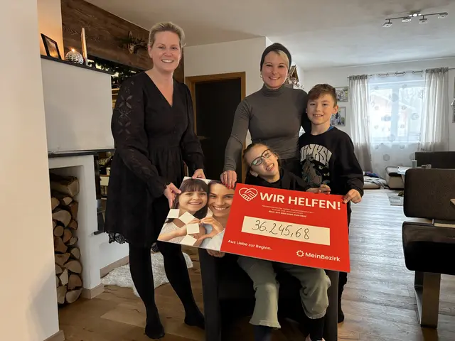 Große Freude bei der Spendenübergabe in Pottenbrunn: Sandra Schütz von MeinBezirk mit Lara, Liam und Kimberly Wagner. | Foto: MeinBezirk