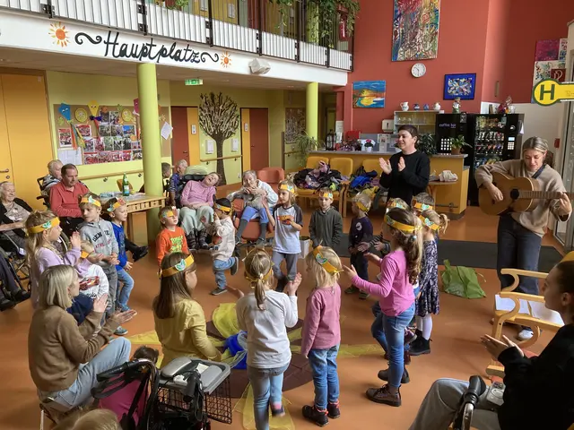 Mit viel Engagement hatten die Pädagoginnen Lieder, Gedichte und kleine Darbietungen mit den Kindern einstudiert. 