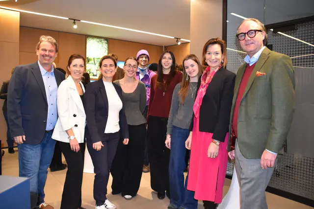 Gemeinderat Christian Husar, Umweltgemeinderätin
Jasmin Narbeshuber, HTL Mödling Direktorin Katharina Übl-Zelenka, Miriam Picher, Ferndinand Holzner, Victoria Lang, Charlotte Stanzl-Spannocchi, Elisabeth Lambert, Stv. Vorstandsvorsitzende der Sparkasse Baden, HTL Abteilungsvorstand Johann Grubmüller. | Foto: Mirjam Preineder