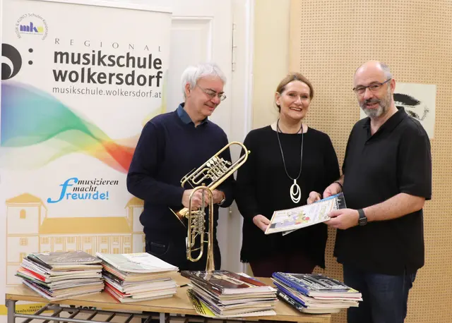 Ganz im Sinne ihres verstorbenen, musikbegeisterten Mannes Martin Doskar überreichte Verena Doskar Musikschulleiter Alexander Blach (rechts) und Trompetenlehrer Leopold Hiebner (links) reichlich Konzert- und Unterrichtsliteratur für Holz- und Blechblasinstrumente. | Foto: Musikschule Wolkersdorf