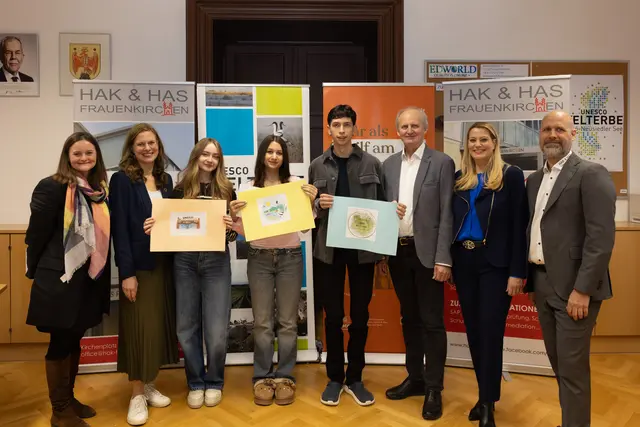 Landeshauptmann-Stellvertreterin Anja Haider-Wallner, Landesrätin Daniela Winkler, Obmann Erwin Preiner, Direktor Hannes Schmid und Geschäftsführerin Linda Karner (Verein Welterbe Neusiedler See) mit den Preisträgerinnen und dem Preisträger: Laura Lentsch , Nora Tatai (Gewinnerin) und Felix Peck (3. Platz) bei der Präsentation des Jubiläumslogos für das Welterbe Neusiedler See.  | Foto: LMS