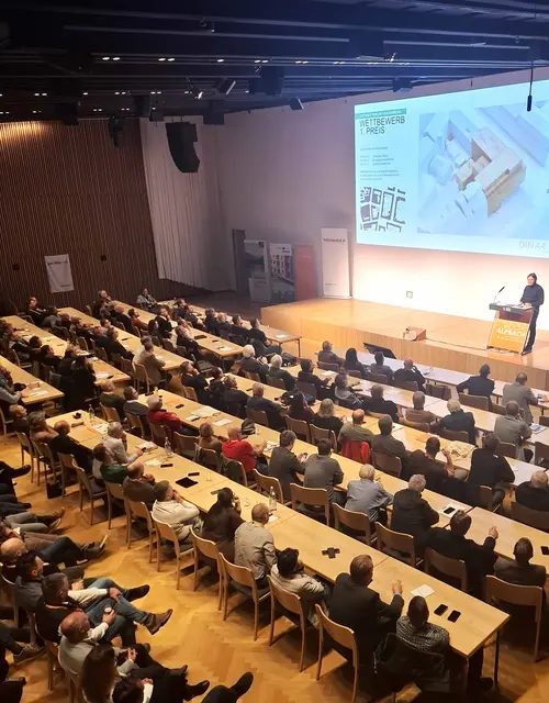 Über 200 interessierten Personen füllten den Saal und lauschten den Ausführungen des Architekten Conrad Messner in Alpbach.  | Foto: proHolz Tirol