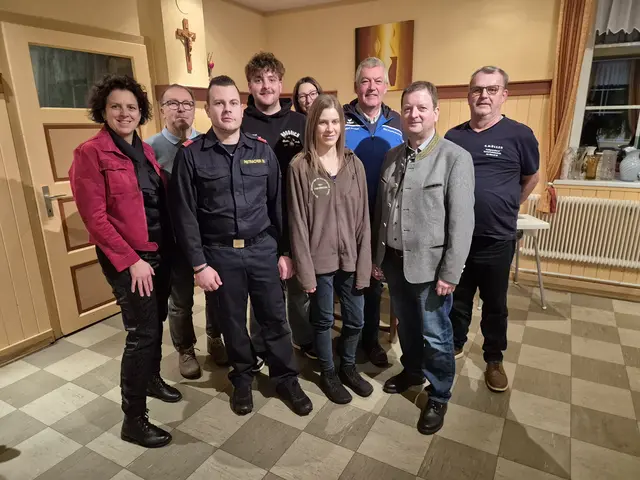 Vizebürgermeisterin Gaby Gaukel, Gottfried Daxböck (BSV Krumau), Stefan Pistracher (FF Preinreichs), Stefan Gaukel (Landjugend Krumau), Sabine Braun (DEV Preinreichs), Gemeinderätin Tamara Veit-Höfler, Franz Krapfenbauer (1. MGC Krumau), Bürgermeister Josef Graf und Gerhard Müller (SV Krumau). | Foto: Marktgemeinde Krumau