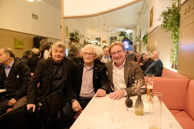 Werner Kogler (l.), Heribert Rahdjian (Mitte) und Martin Fabisch (alle Grüne) bei der Überraschungsfeier für den einstigen Bezirksvorsteher der Josefstadt. | Foto: Shervin Sardari/BV8