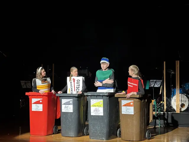 Pia Kletzl (Waage), Nicole Murth (Gutschein), Sebastian Schabauer (Socke) und Lena Grassinger (Wörterbuch) waren die Hauptdarsteller des Musicals. | Foto: Bernhard Schabauer