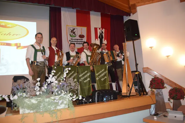 Die Kitzbüheler Sunnberg Musig macht sich bereit.