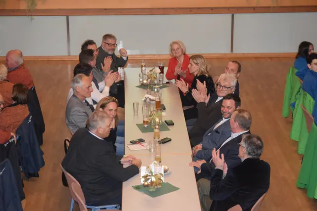 Eine großartige Ehrengäste-Tafel brachte Stimmung von der ersten Minute an. 