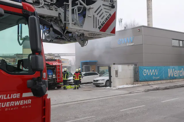 Ein Akkubrand in einer Werkstatt in Wels-Pernau war wohl die Ursache eines Feuers am Gelände. | Foto: laumat.at
