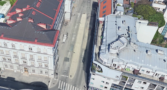 Die Betoninsel in der Ramperstorffergasse soll weg. Der dadurch freiwerdende Platz soll den Gehsteigen und den Touristenbussen zugute kommen. An neuem Grün wird es auch nicht fehlen.  | Foto: Google Maps (Screenshot)