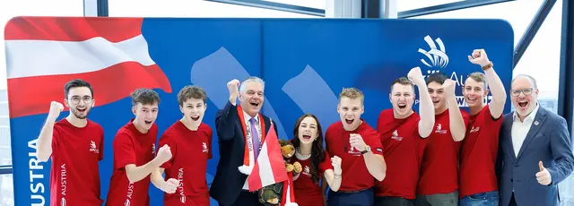 Team OÖ (von links): Fabian Spitzer (CNC-Drehen), Luca Reitböck (Zimmerer), Hannes Sortsch (Koch), WKOÖ-Vizepräsident Leo Jindrak, Sarah Schöftner (Restaurant, Service), Jonas Danninger (Kälte- und Klimatechnik), Andreas Landl (Fliesenleger), Marcel Ortner (Gartengestaltung), Simon Weiß (Gartengestaltung) und Friedrich Dallamaßl, Direktor-Stellvertreter WKOÖ.  | Foto: SkillsAustria/Florian Wieser