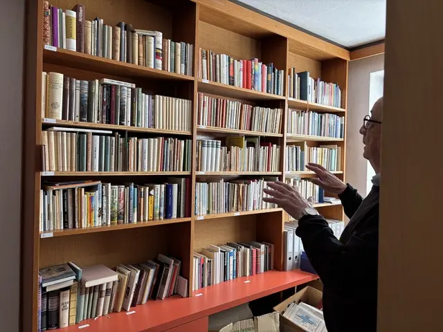 Tausende Ordner, Bücher und Illustrationen werden aktuell im Archiv der Künstlergilde aufbereitet. | Foto: MeinBezirk