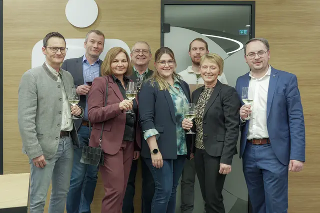 Filialverantwortlicher Florian Propst (r.) dankte dem Team von ABH Generalplanung für das gelungene Bauprojekt: Christopher Lechner, Christian Penzinger, Brigitte Hauer, Geschäftsführer Josef Grömer, Agnes Grimbs, Philipp Rossdorfer und Martina Berghammer (Bauleitung). | Foto: Sparkasse OÖ/Christoph Hatheuer